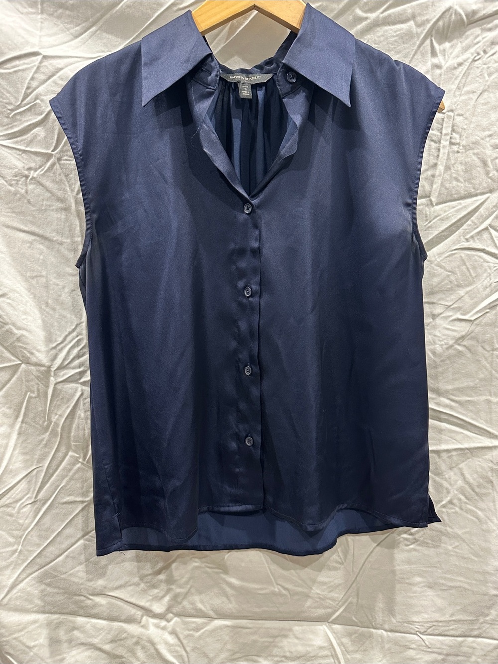Banana Republic Sleeveless Button-Down Blouse in Navy